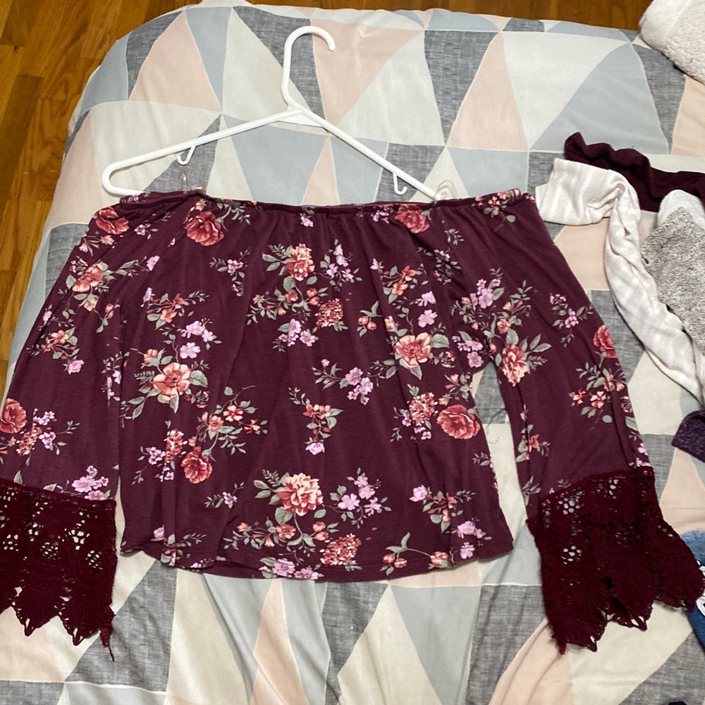 Off the shoulder long sleeve floral shirt with lace details on the sleeve
